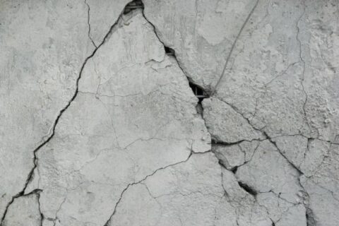 concrete cracks in wall
